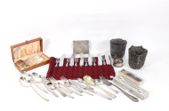 Posten Besteckteile, 2 Becher u. 1 Zigarettenetui