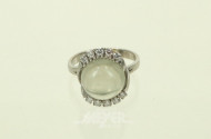 Ring mit Mondsteincabochon und 10 kl. Diamanten