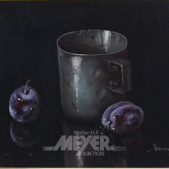 neuzeitl. Stillleben 'Metallbecher mit 2 Pflaumen'