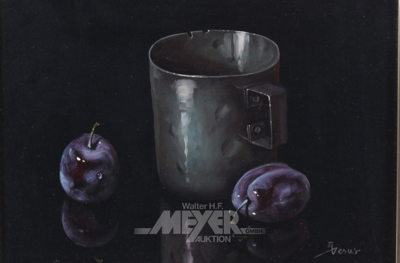 neuzeitl. Stillleben 'Metallbecher mit 2 Pflaumen'