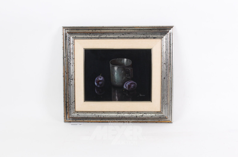 neuzeitl. Stillleben 'Metallbecher mit 2 Pflaumen'