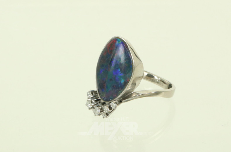 Ring mit Triplette sowie 8 kl. Brillanten