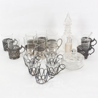 Posten versch. Gläser, u.a. Likör, sowie Karaffen, Deckeldosen, etc.