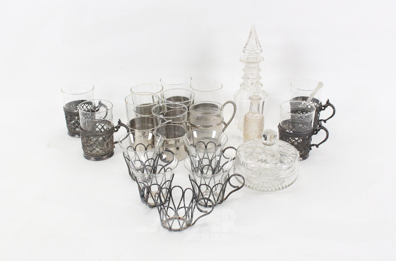 Posten versch. Gläser, u.a. Likör, sowie Karaffen, Deckeldosen, etc.