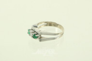 Ring mit 2 kl. Smaragden und 1 Brillant von ca. 0.1ct