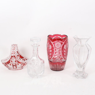 4 Teile Glas u. Kristall: 2 Vasen, 1 Karaffe u. 1 Henkelkorb
