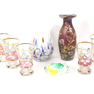 5 Gläser, Blumenmotiv mit Goldrand, 2 Glasvasen u. 1 Paperweight