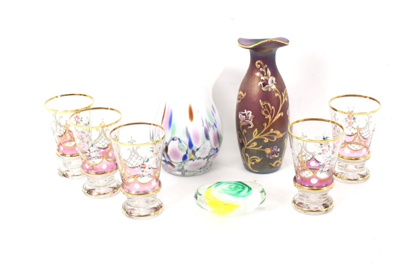 5 Gläser, Blumenmotiv mit Goldrand, 2 Glasvasen u. 1 Paperweight