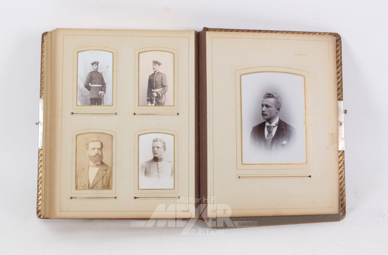 nostalgisches Fotoalbum mit Porträtfotografien