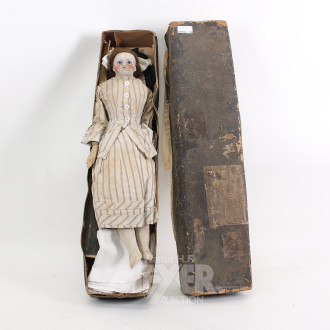 antike Puppe mit Porzellankopf, Originalbekleidung u. -karton