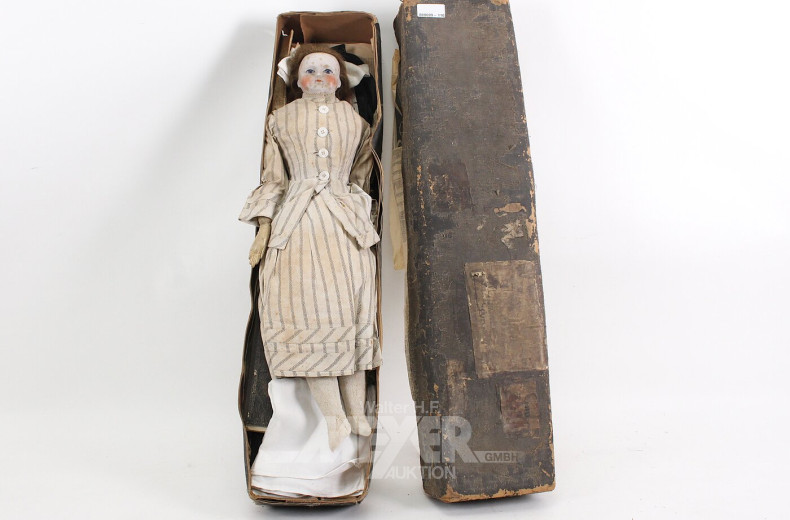 antike Puppe mit Porzellankopf, Originalbekleidung u. -karton