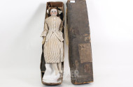 antike Puppe mit Porzellankopf, Originalbekleidung u. -karton