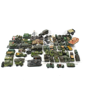 Konvolut Modell- Militärfahrzeuge und Zubehör, ca. 60 Stück, bespielt