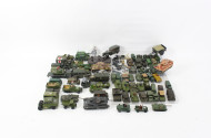 Konvolut Modell- Militärfahrzeuge, Blech, und Zubehör u.a. Panzer, Atellerie, ca. 20 Stück, bespielt