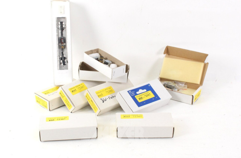 Konvolut Modell-Straßenbahnen, ca. 17 Stück, bespielt sowie Zubehör, Fahrwerke, etc.