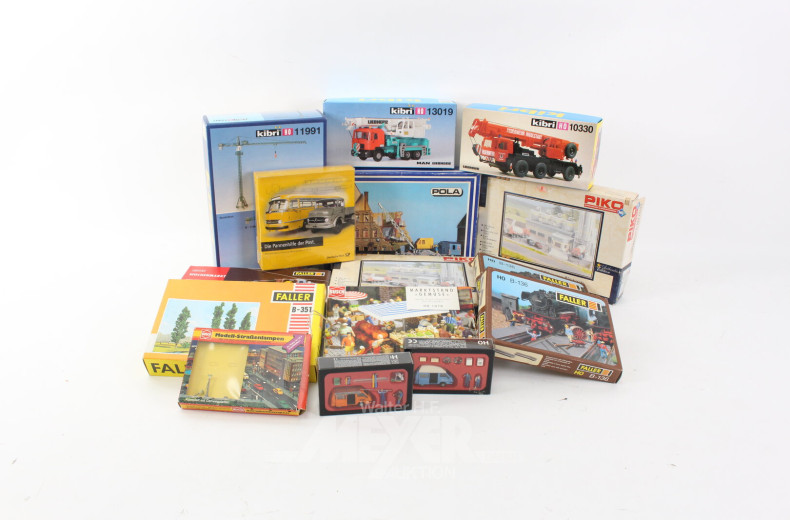 Konvolut Modelleisenbahn-Zubehör, Gebäude, Fahrzeuge, versch. Hersteller u.a. Busch, Faller, Pola, etc.