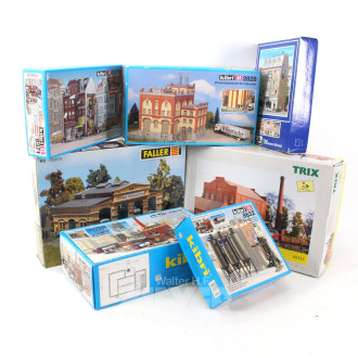 Konvolut Modelleisenbahn-Gebäude, Auhagen, Faller, Pola, etc. ca. 10 Stück, nicht auf Vollständigkeit geprüft