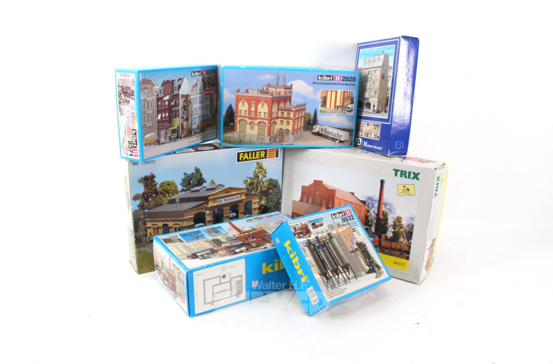 Konvolut Modelleisenbahn-Gebäude, Auhagen, Faller, Pola, etc. ca. 10 Stück, nicht auf Vollständigkeit geprüft