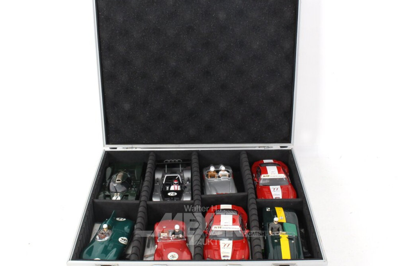 8 Sammlung CARRERA-Evolution-Rennwagen im ALU-Koffer, mit Ersatzteilen