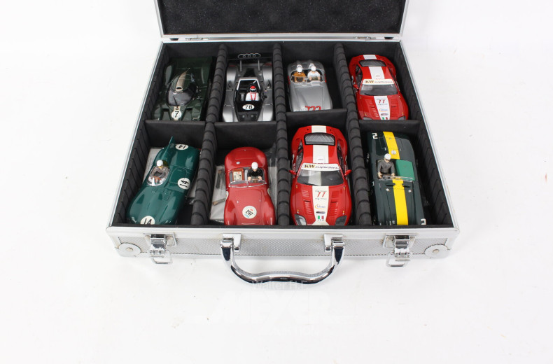 8 Sammlung CARRERA-Evolution-Rennwagen im ALU-Koffer, mit Ersatzteilen