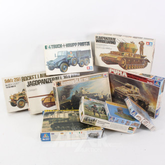 Militär-Modellfahrzeuge, Figuren, Zubehör, REWELL, TAMIYA, etc. ca. 32 Stück, nicht auf Vollständigkeit geprüft
