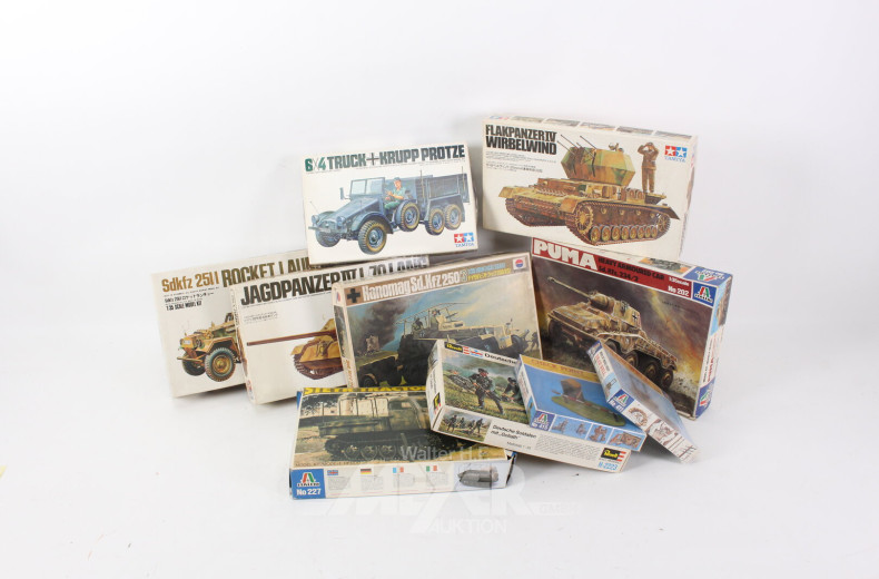 Militär-Modellfahrzeuge, Figuren, Zubehör, REWELL, TAMIYA, etc. ca. 32 Stück, nicht auf Vollständigkeit geprüft