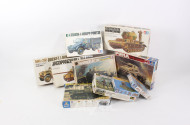 Militär-Modellfahrzeuge, Figuren, Zubehör, REWELL, TAMIYA, etc. ca. 32 Stück, nicht auf Vollständigkeit geprüft