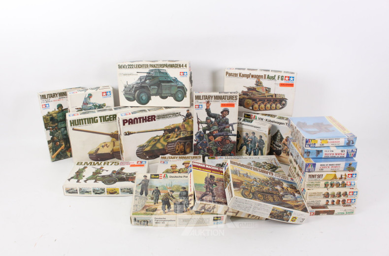 Militär-Modellfahrzeuge, Figuren, Zubehör, REWELL, TAMIYA, etc. ca. 32 Stück, nicht auf Vollständigkeit geprüft