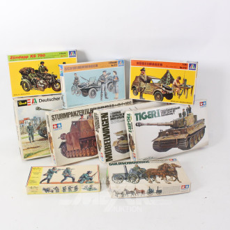 Militär-Modellfahrzeuge, Figuren, Zubehör, REWELL, TAMIYA, etc. ca. 22 Stück, nicht auf Vollständigkeit geprüft