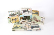Militär-Modellfahrzeuge, Figuren, Zubehör, REWELL, TAMIYA, etc. ca. 22 Stück, nicht auf Vollständigkeit geprüft