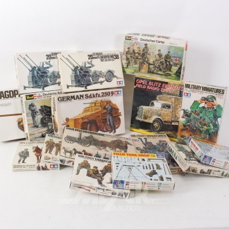 Militär-Modellfahrzeuge, Figuren, Zubehör, REWELL, TAMIYA, etc. ca. 42 Stück, nicht auf Vollständigkeit geprüft