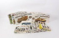 Militär-Modellfahrzeuge, Figuren, Zubehör, REWELL, TAMIYA, etc. ca. 42 Stück, nicht auf Vollständigkeit geprüft