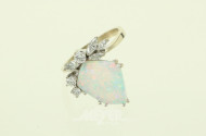 Ring mit Opalplatte und 7 kl. Diamanten