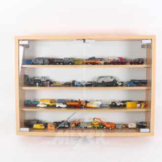 3 Wand-Holzschaukästen mit Modellfahrzeugen u.a. Militär