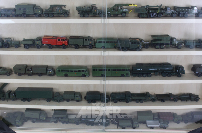 3 Wand-Holzschaukästen mit Modellfahrzeugen u.a. Militär