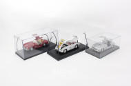 9 Modellautos im Schaukasten, tlw. beleuchtet, 1:18