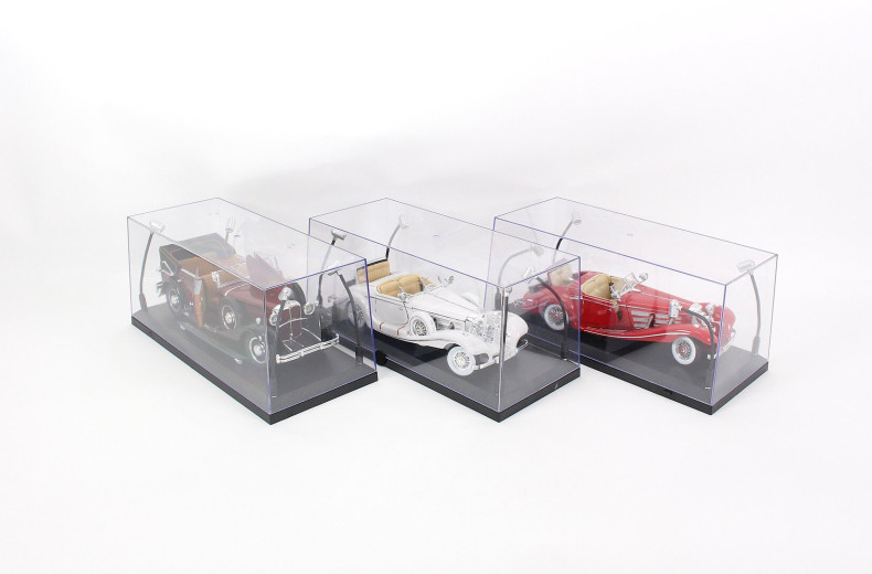 9 Modellautos im Schaukasten, tlw. beleuchtet, 1:18