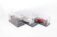 9 Modellautos im Schaukasten, tlw. beleuchtet, 1:18
