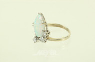 Ring mit Opalplatte und 7 kl. Diamanten