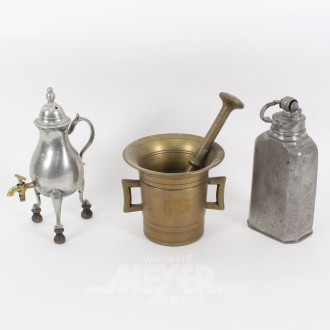 Mörser, Messing,  1 Dröppelminna und 1 Wasserflasche, Zinn