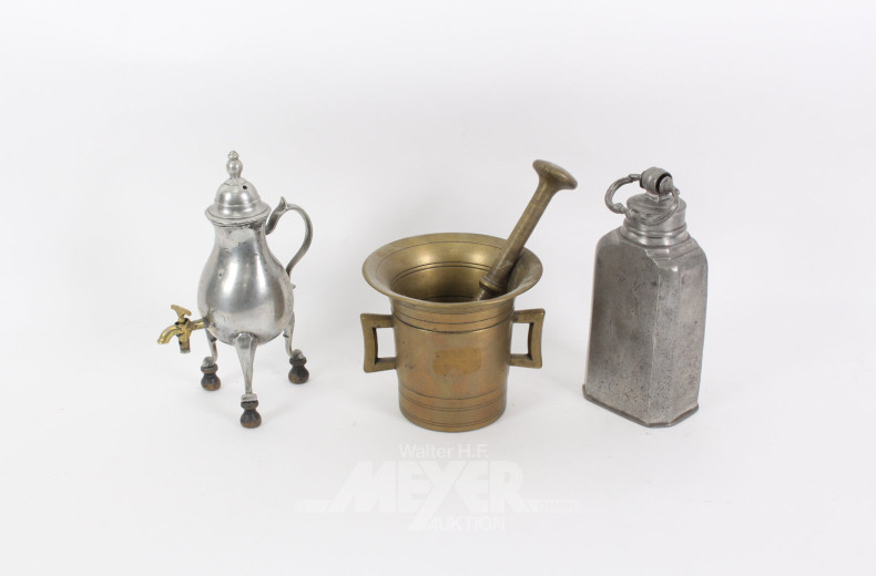 Mörser, Messing,  1 Dröppelminna und 1 Wasserflasche, Zinn
