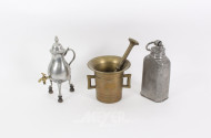 Mörser, Messing,  1 Dröppelminna und 1 Wasserflasche, Zinn