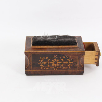 Holzschatulle intarsiert mit Nadelkissen