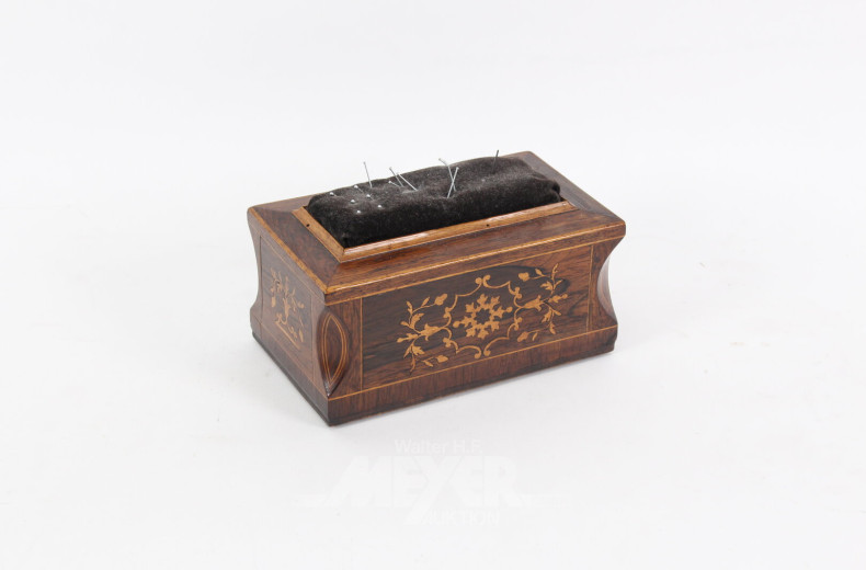 Holzschatulle intarsiert mit Nadelkissen