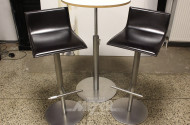 2 Barhocker, höhenverstellbar u. drehbar, mit Fußstütze