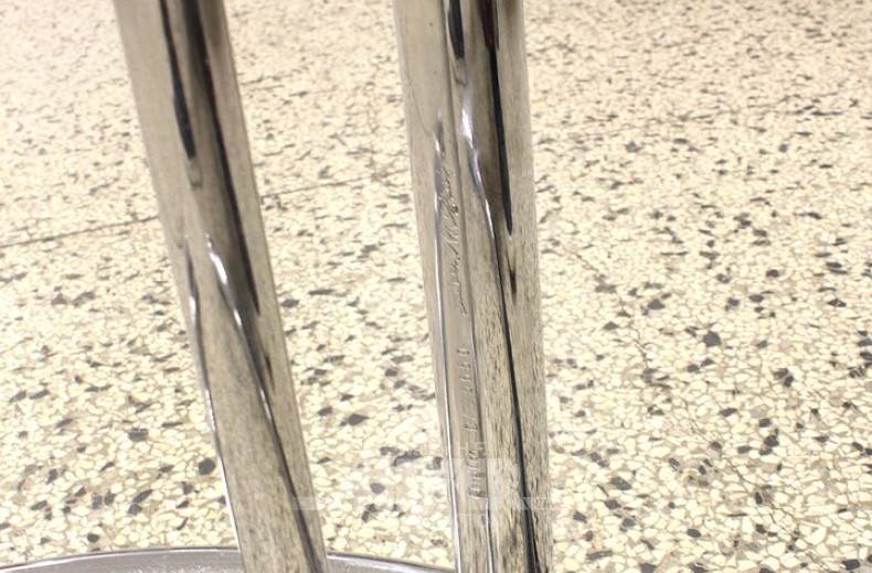 Beistelltisch mit Glasplatte, mit gravierter Signatur "Eileen W Gray", No. QA05650