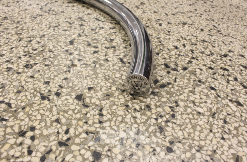 Beistelltisch mit Glasplatte, Modell nach Eileen Gray, No. VW 88