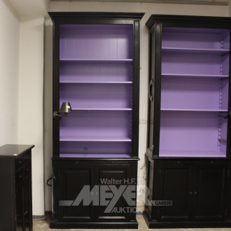 Aufsatz-Schrank-Regal, 2-türig, 2 Ausziehplatten, mit montierter Metall-Wandlampe illuminiert