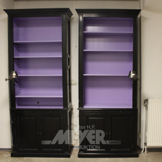 Aufsatz-Schrank-Regal, 2-türig, 2 Ausziehplatten, mit montierter Metall-Wandlampe illuminiert