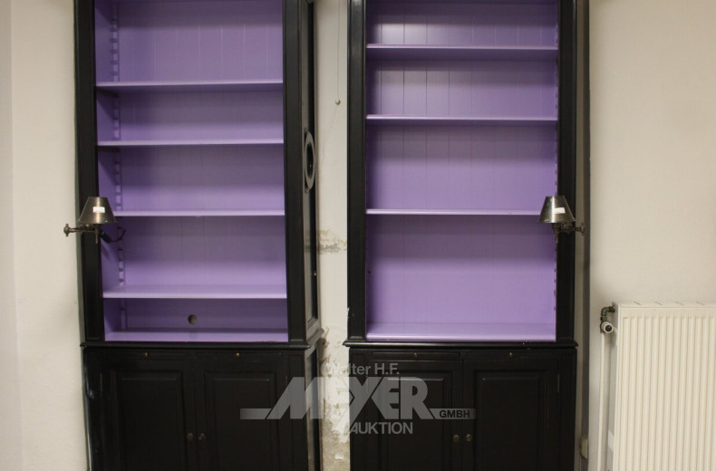 Aufsatz-Schrank-Regal, 2-türig, 2 Ausziehplatten, mit montierter Metall-Wandlampe illuminiert